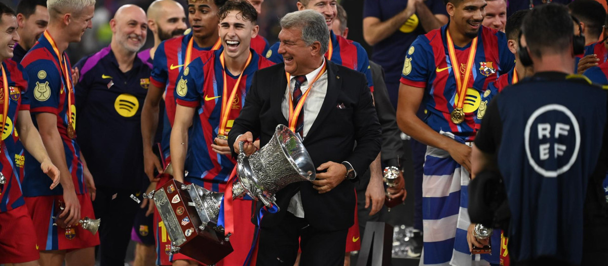 Joan Laporta levanta la Supercopa de España 2026
