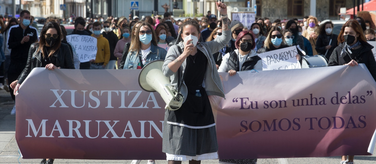 Varias mujeres participan en una manifestación en apoyo a las 87 mujeres que en 2019 fueron grabadas “sin autorización”, a 4 de abriil de 2021, en San Cibrao, Lugo, Galicia (España). Esta manifestación busca dar su apoyo a las 87 mujeres que fueron grabadas "sin autorización" mientras orinaban en la vía pública durante la fiesta de A Maruxaina en 2019 y cuyos vídeos se publicaron en páginas web pornográficas. La movilización, además de un acto de apoyo a las víctimas, también ha sido una protesta contra la desestimación por parte del juzgado de Viveiro, de la demanda colectiva presentada por las mujeres que aparecen en los vídeos.

Carlos Castro / Europa Press
04 ABRIL 2021;SAN CIBRAO;LUGO;MUJERES;GRABACIÓN
04/4/2021