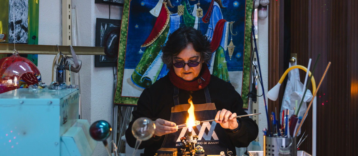Ana Llavador, maestra artesana en cristal y vidrio, desde Guardo