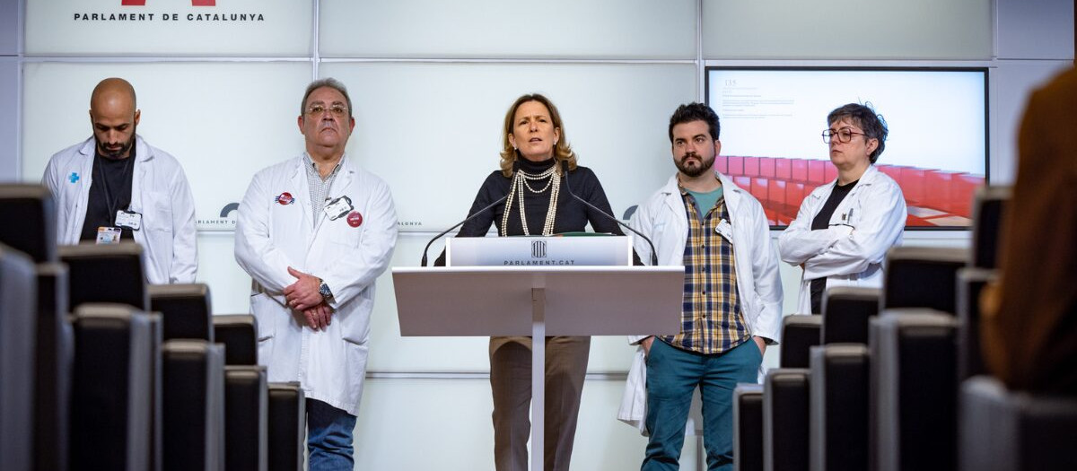 La diputada de Vox Maria García Fuster junto a representantes del sindicato Metges de Catalunya