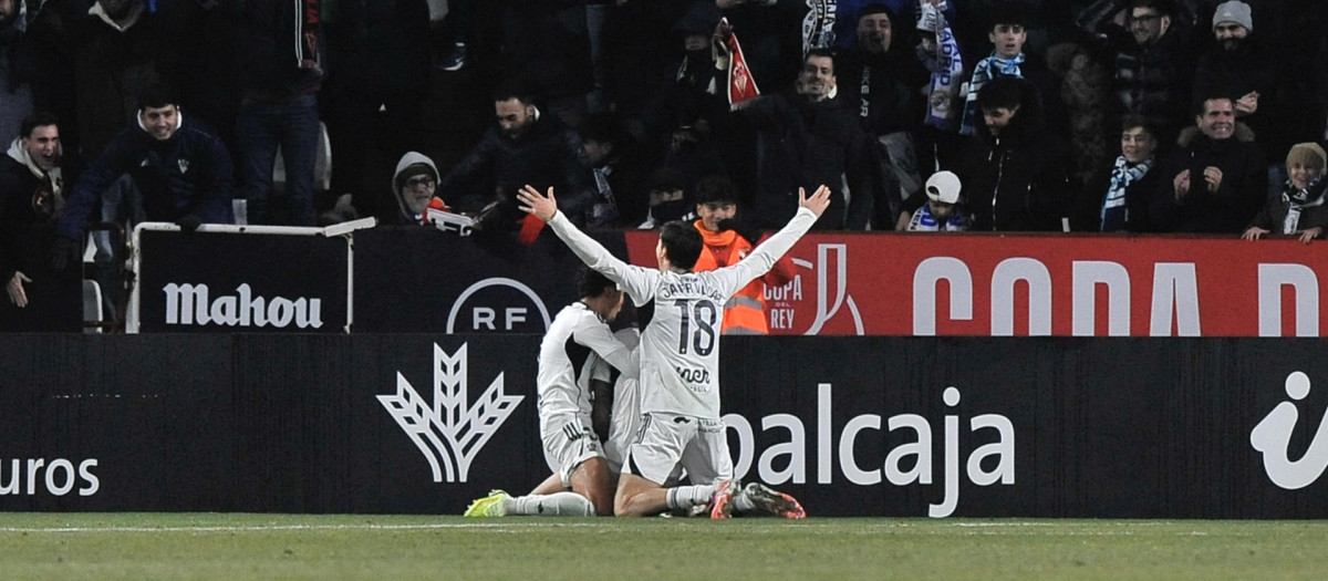 Los jugadores del Albacete celebran el segundo gol de su equipo