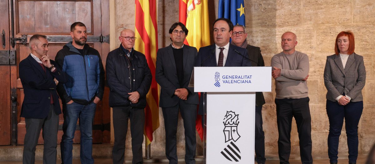 Imagen de Llorca junto a los representantes de las organizaciones agrarias