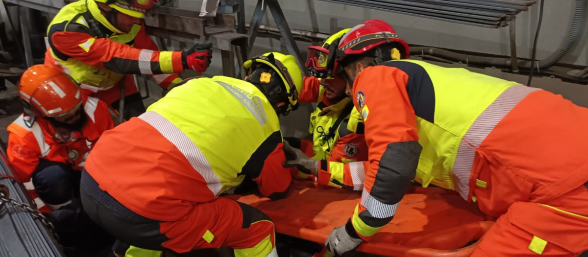 Imagen del rescate del trabajador accidentado