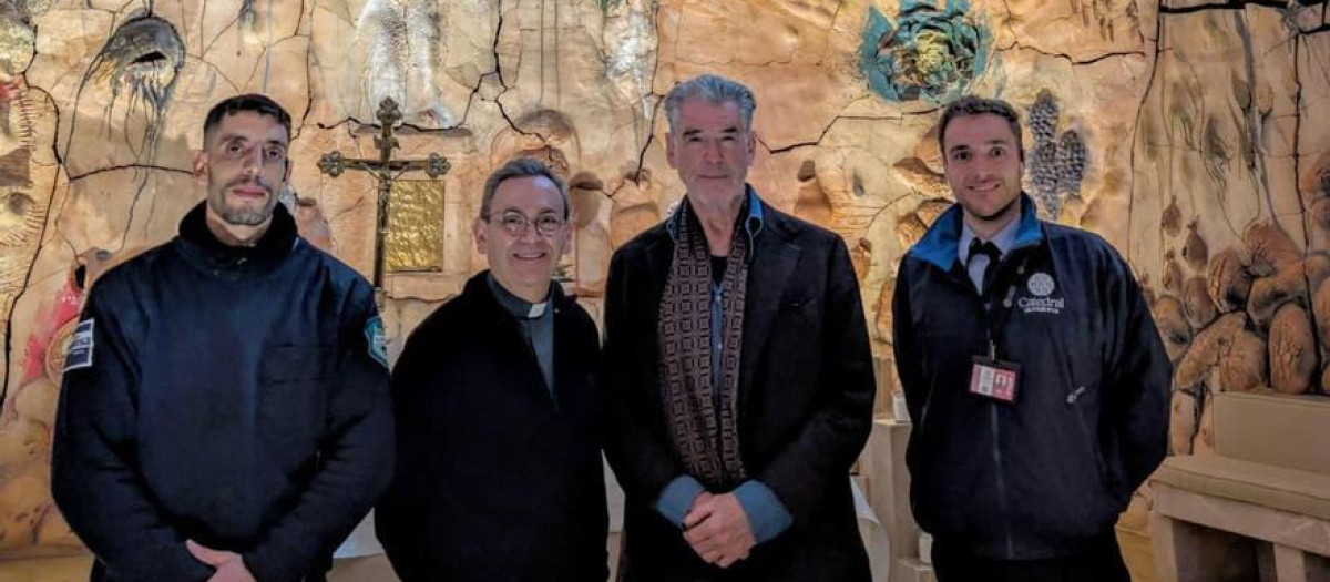 007 con el canónigo de la Catedral y dos trabajadores de seguridad