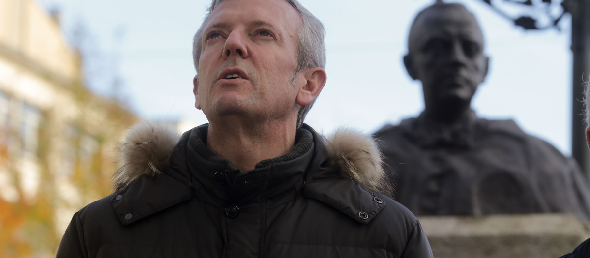Vilalba, Lugo. Centenario del nacimiento del fundador del PP y padre de la Constitución, Manuel Fraga Iribarne. Distintas personalidades del PP de Galicia han realizado una ofrenda floral frente al busto que el expresidente de la Xunta de Galicia tiene en la Praza da Constitución de la capital chairega. En la imagen, Rueda entona el himno de Galicia frente al busto a Fraga en la tarde del miercoles 23 de noviembre
