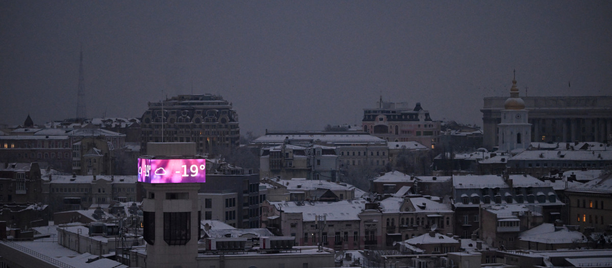 Un edificio que muestra una temperatura de -19 grados Celsius, en Kiev