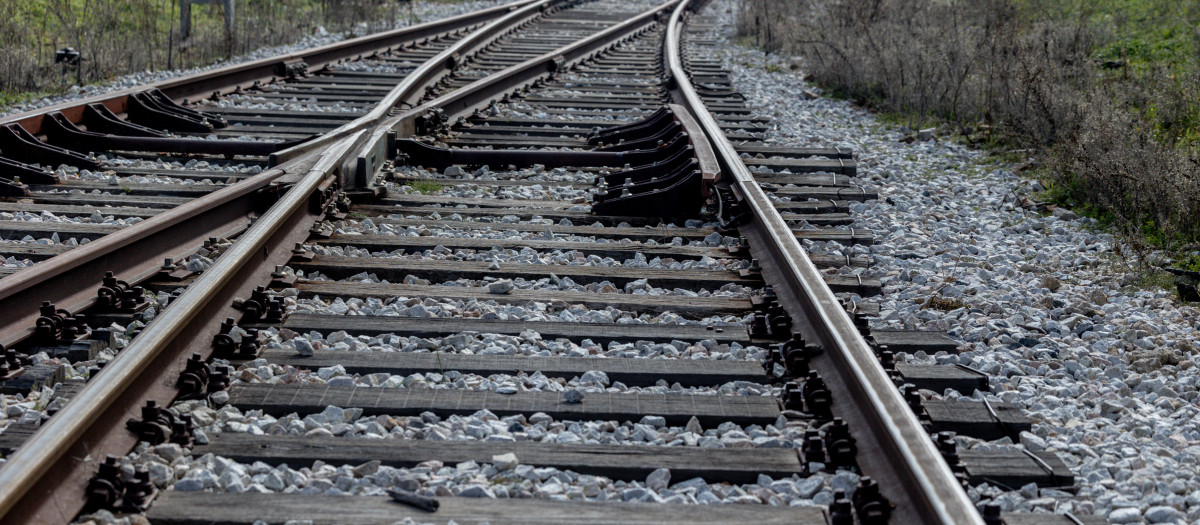 Unas vías de tren junto a la sede de Talgo