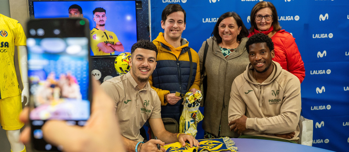 Imagen de Georges Mikautadze y Willy Kambawala durante la inauguración del Estadio Movistar LALIGA en Villarreal