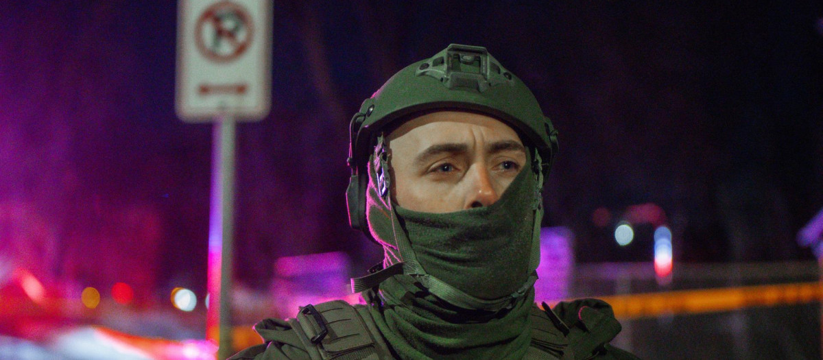 Un agente federal es visto durante un enfrentamiento que siguió al tiroteo de agentes federales contra dos personas en un vecindario residencial en Minneapolis, Minnesota, EE. UU.