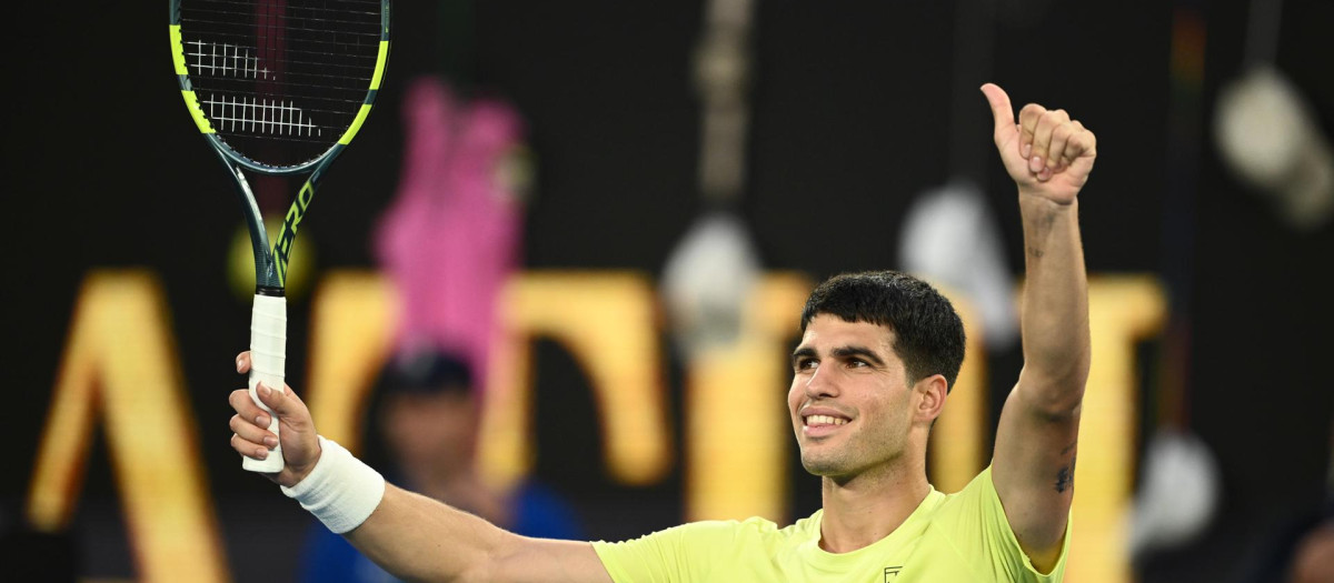 Carlos Alcaraz, en un partido de exhibición en el Open de Australia