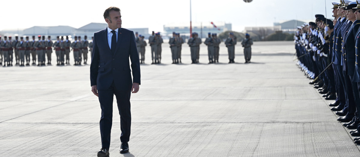 El presidente francés, Emmanuel Macron (centro), pasa revista a las tropas a su llegada a la base aérea militar de Istres