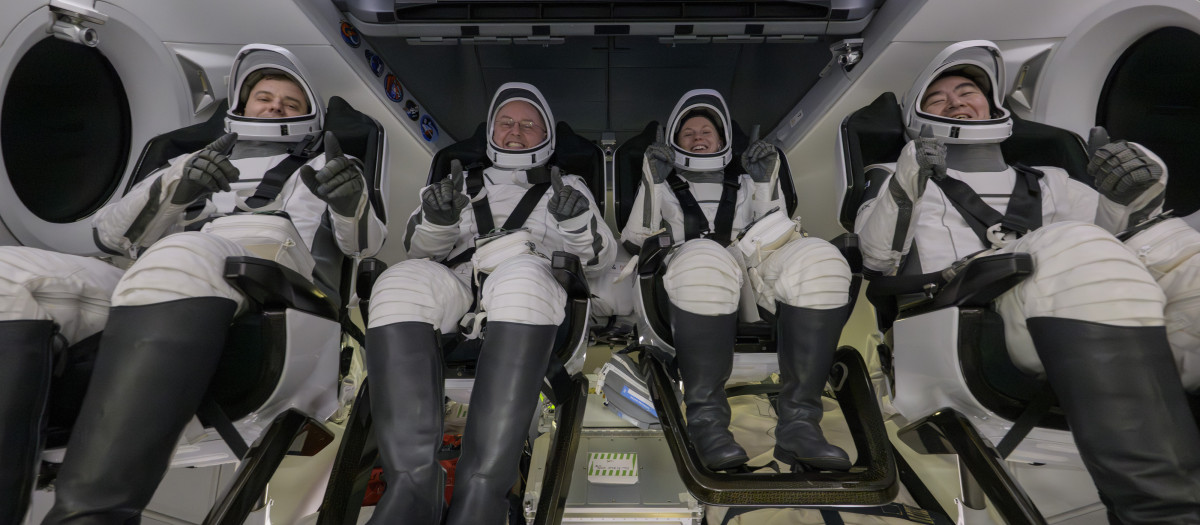 El cosmonauta de Roscosmos, Oleg Platonov (i), los astronautas de la NASA, Mike Fincke, Zena Cardman, y la astronauta de la JAXA (Agencia de Exploración Aeroespacial de Japón), Kimiya Yui, aparecen dentro de la nave espacial SpaceX Dragon Endeavour a bordo de la nave de recuperación SpaceX SHANNON, poco después de aterrizar en el océano Pacífico