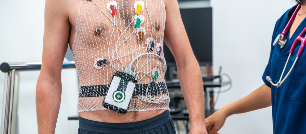 Cardiologist attaching a Ecg Holter to a patient to perform a cardiovascular stress test in the hospital