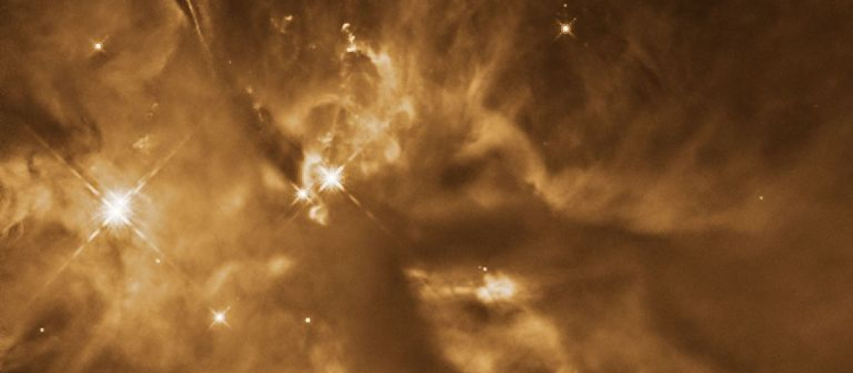 La protoestrella HOPS 181 está enterrada en capas de nubes de gas polvoriento, pero su energía da forma al material que la rodea