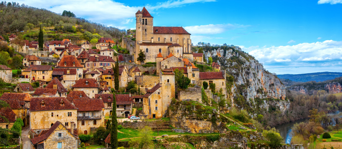Saint-Cirq-Lapopie cerca de Cahors, uno de los más bellos pueblos de Francia