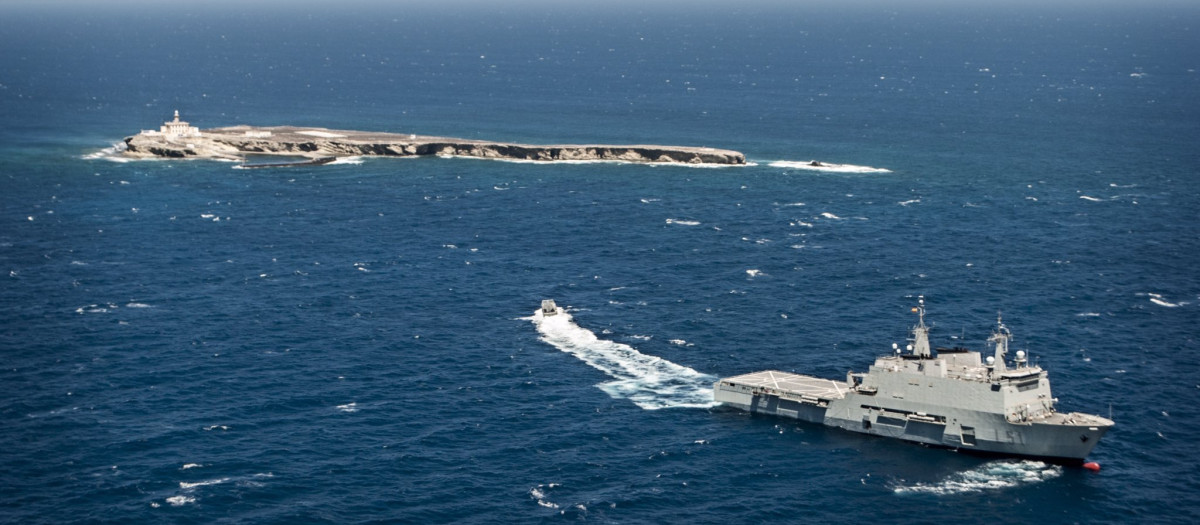 El Buque de Asalto Anfibio Galicia (L-51) vigila la isla de Alborán