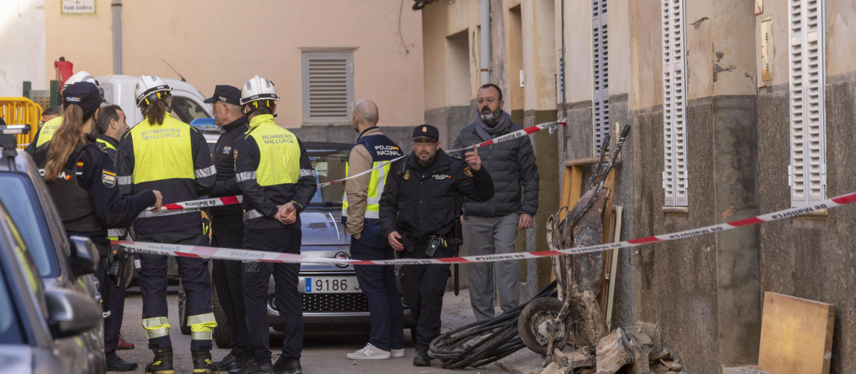Agentes de Policía vigilan en la zona de la vivienda donde un joven de 18 años ha fallecido esta madrugada en el derrumbe esta madrugada de la misma, situada en la calle Sant Francesc en Manacor