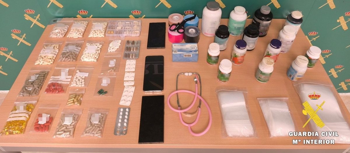 Imagen de los efectos aprehendidos en la operación

REMITIDA / HANDOUT por GUARDIA CIVIL
Fotografía remitida a medios de comunicación exclusivamente para ilustrar la noticia a la que hace referencia la imagen, y citando la procedencia de la imagen en la firma
16/1/2026