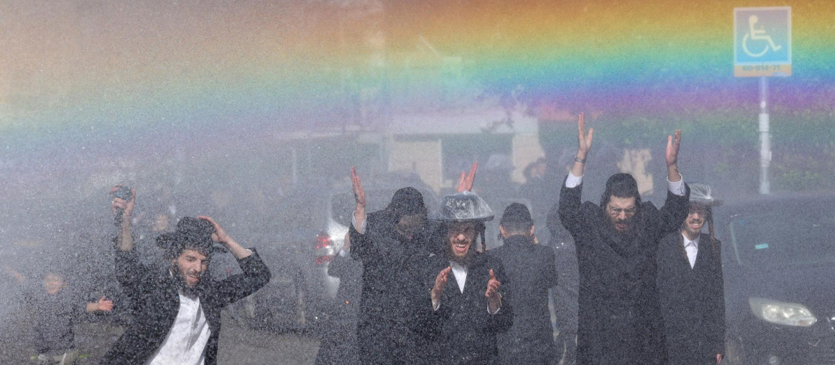 La Policía utiliza cañones de agua contra manifestantes judíos ultraortodoxos durante una protesta contra la ley de reclutamiento militar israelí en Jerusalén