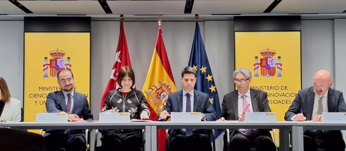 (Foto de ARCHIVO)
En el centro de la imagen, la ministra de Ciencia, Innovación y Universidades, Diana Morant, y el consejero de Educación, Ciencia y Universidades de la Comunidad de Madrid, Emilio Viciana
