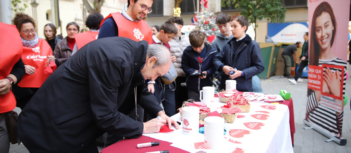 El obispo, Jesús Fernández, participa en una actividad de Cáritas Córdoba