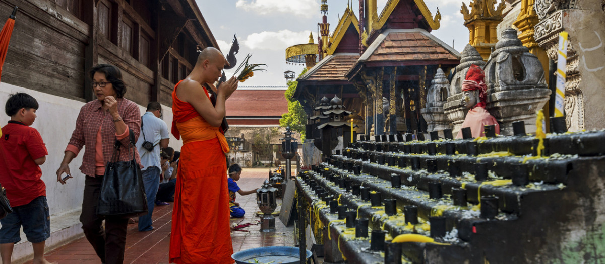Monje budista reza en el templo de Wat Phra That Lampang Luang, en Lampang.