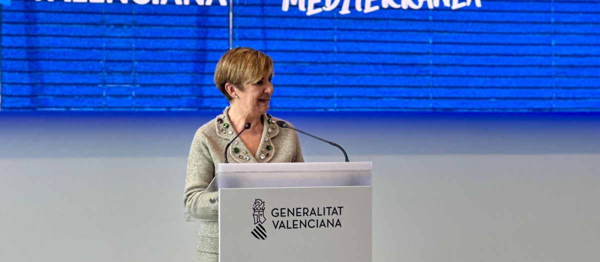 Imagen de La consellera de Industria, Turismo, Innovación y Comercio, Marián Cano, presenta el stand de Fitur