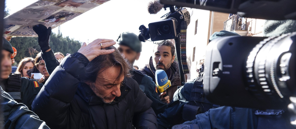Imagen tomada este lunes de José Manuel Cuenca recibiendo el impacto de una pancarta a su llegada al careo con Salomé Pradas