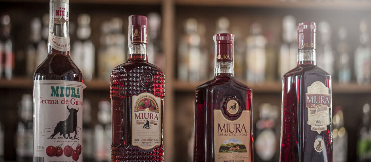 Evolución de la botella del licor de guindas Miura