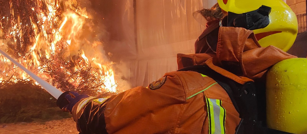 Imagen de archivo de un bombero del Consorcio Provincial de Valencia apagando una hoguera por San Antonio