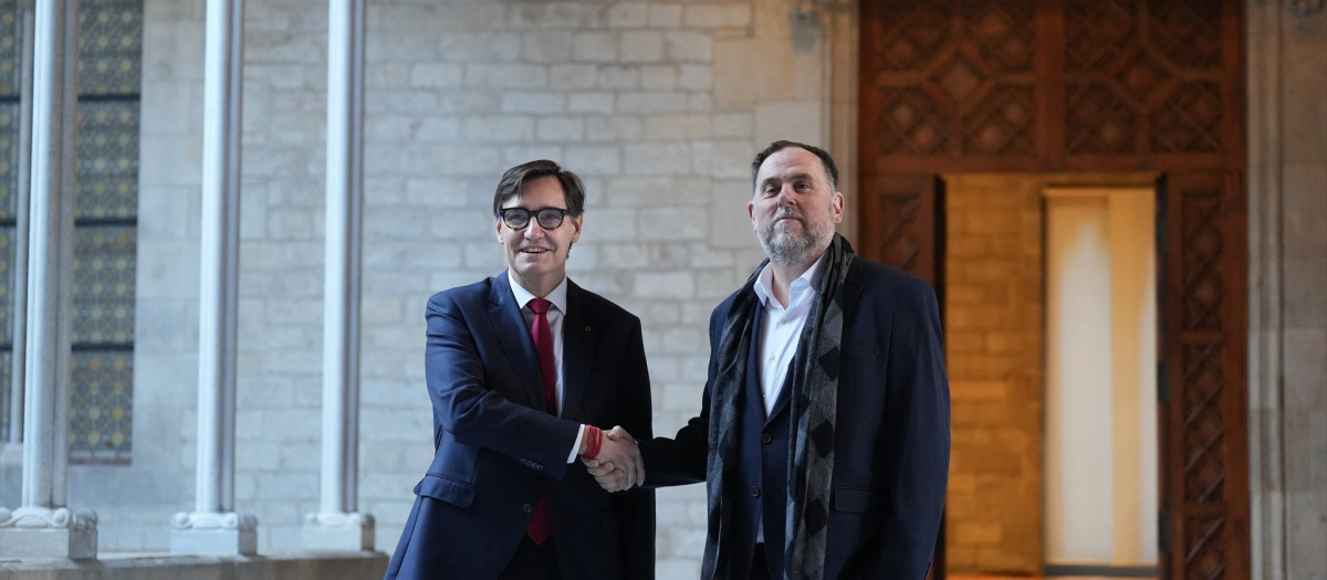 El presidente de la Generalitat, Salvador Illa, y el líder de ERC, Oriol Junqueras, en la Generalitat