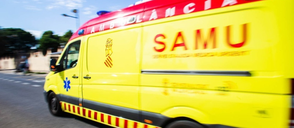 Imagen de archivo de una ambulancia del SAMU en Alicante