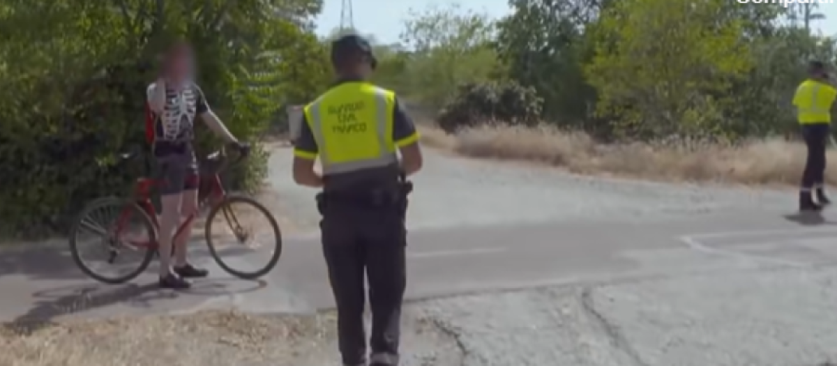 Control de ciclistas en un carril bici