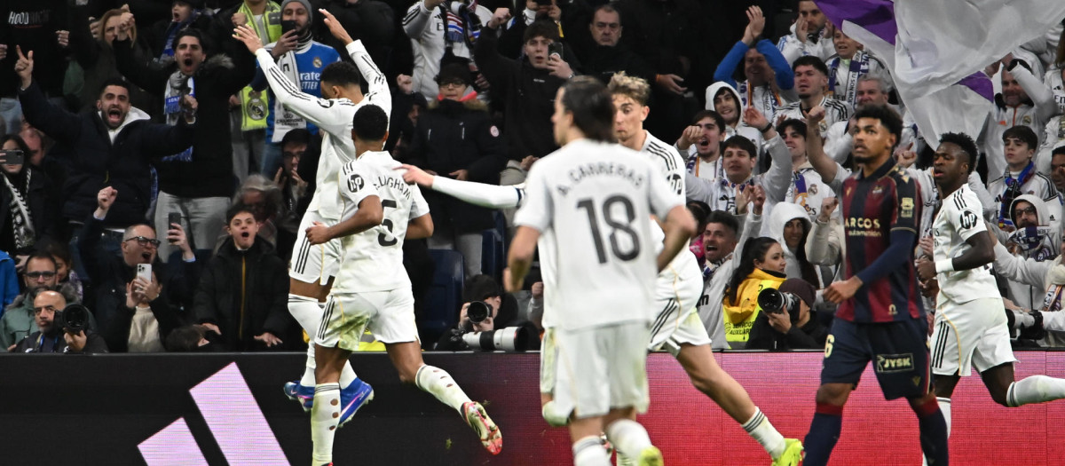 El jugador del Real Madrid Kylian Mbappé celebra su gol de penalti contra el Levante