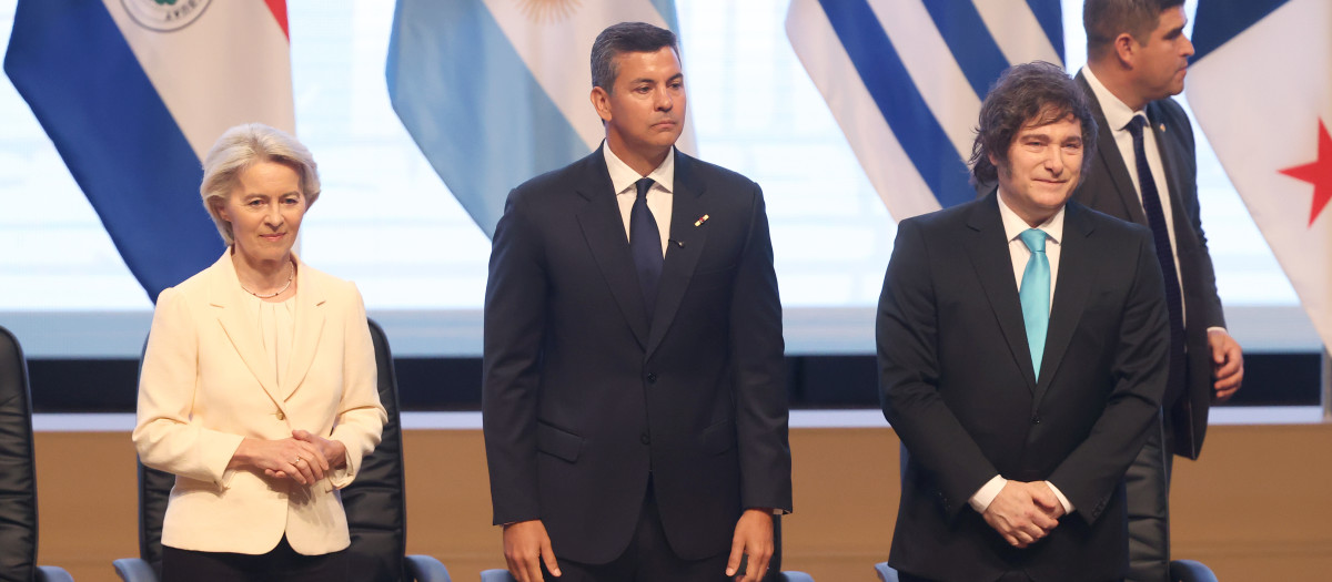 La presidenta de la Comisión Europea, Ursula von der Leyen (i), el presidente de Paraguay, Santiago Peña (c) y el presidente de Argentina, Javier Milei