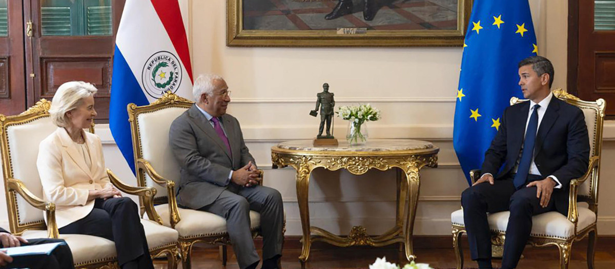 La presidenta de la Comisión Europea, Ursula von der Leyen, y el presidente del Consejo Europeo, Antonio Costa, en una reunión con el presidente de Paraguay, Santiago Peña