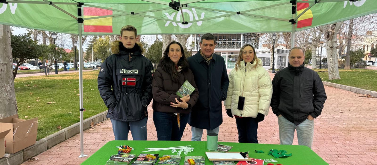 Paula Badanelli, presidenta de Vox Córdoba, segunda de izquierda a derecha