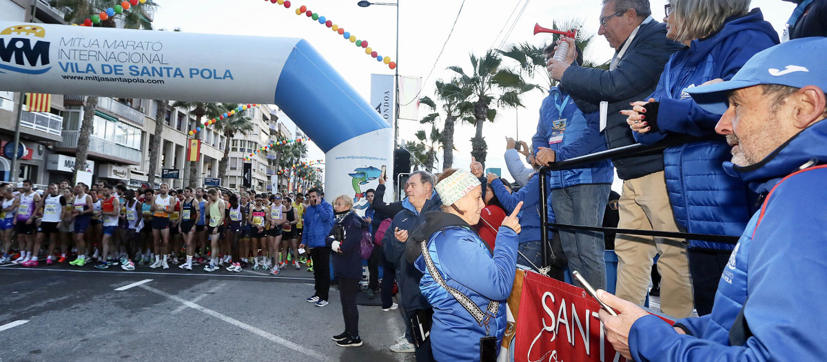 Imagen tomada este domingo del inicio de la Media Maratón Internacional Villa de Santa Pola, en Alicante
