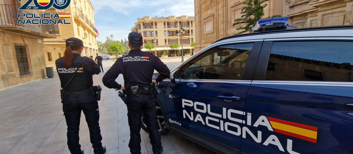 Imagen de dos agentes de la Policía Nacional de Elche