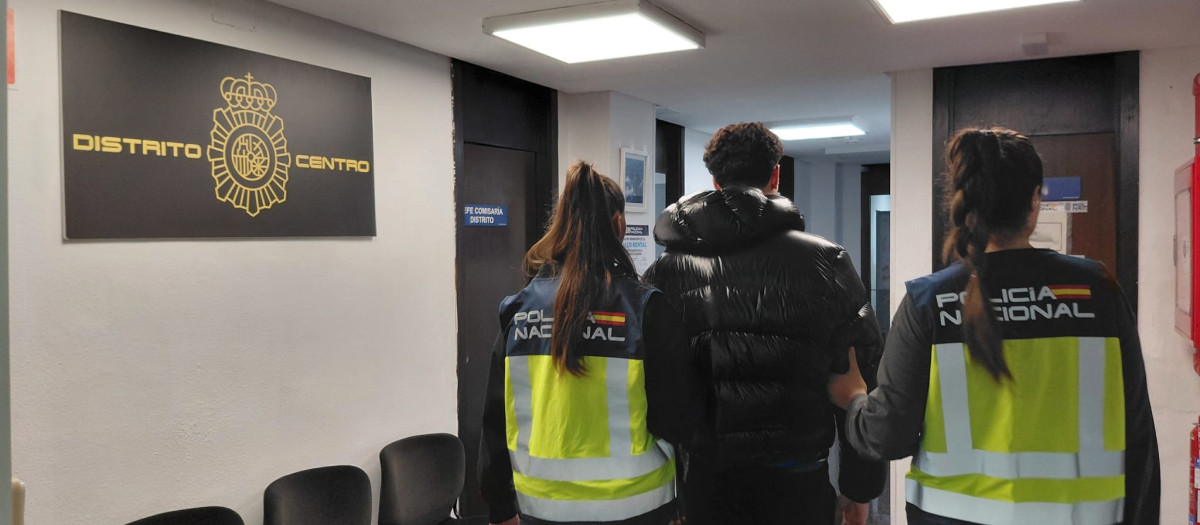 Uno de los tres arrestados en la Jefatura de Policía de Palma