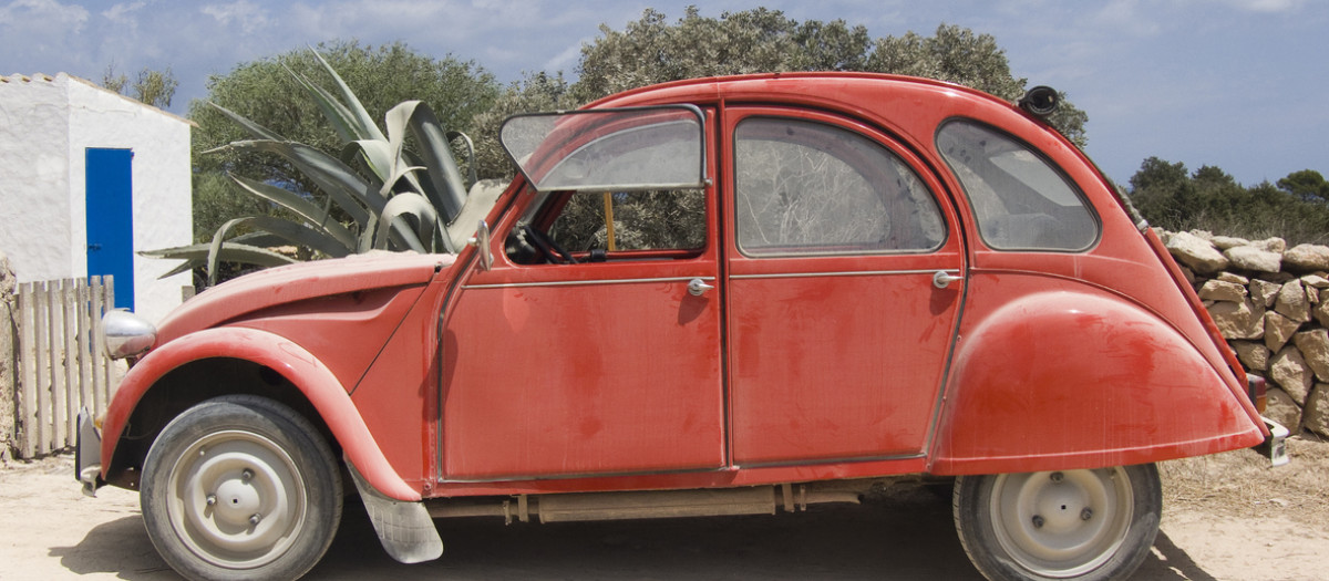 Un mítico Citroën 2CV, en Formentera