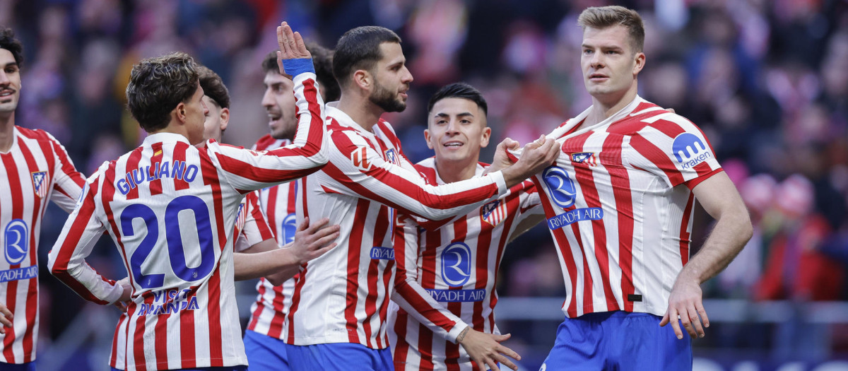 Los jugadores del Atlético de Madrid celebran el gol de Alexander Sorloth contra el Deportivo Alavés