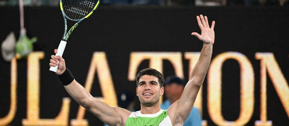 Carlos Alcaraz celebra su victoria en la primera ronda del Open de Australia
