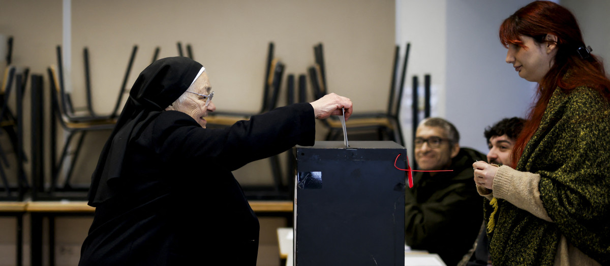 Una monja deposita su voto en Lisboa durante las elecciones presidenciales