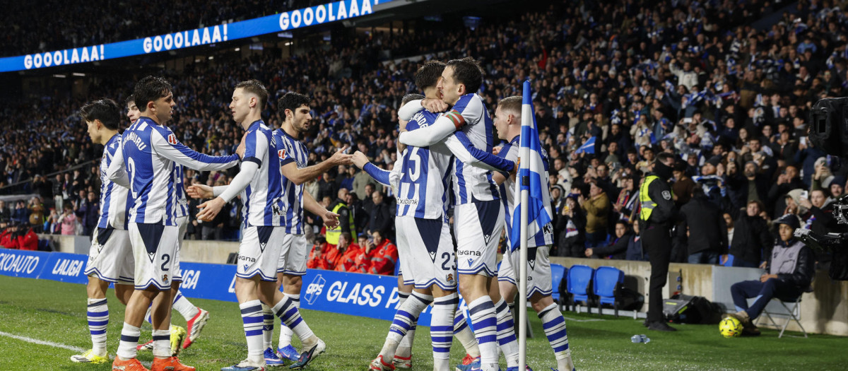 Los jugadores de la Real celebran tras marcar ante el Barcelona