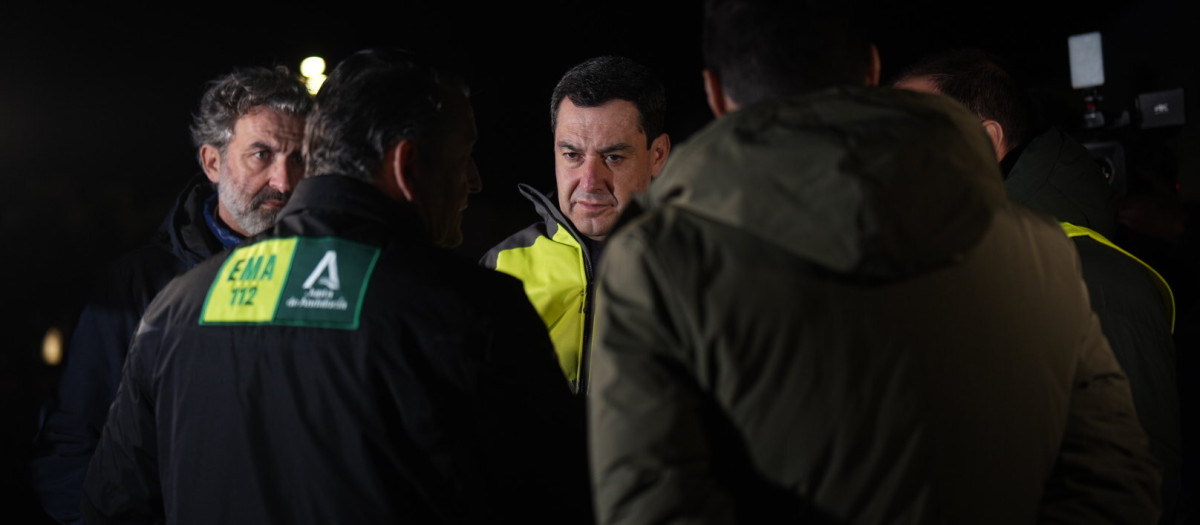 El presidente de la Junta, Juanma Moreno, se ha desplazado hasta Adamuz tras el accidente ferroviario