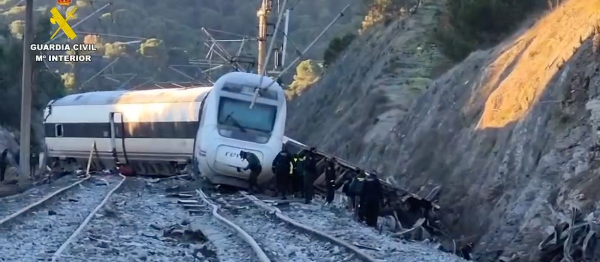 La Guardia Civil recoge datos en el lugar del accidente en Adamuz (Córdoba)