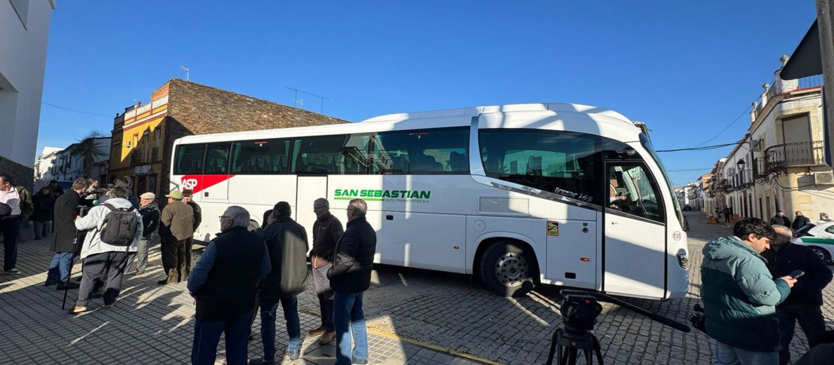 Autobús fletado para trasladar a familiares de afectados desde el Centro de Mayores de Adamuz al Centro Cívico Poniente Sur de Córdoba