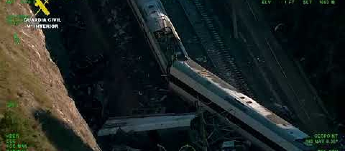 La Guardia Civil sobrevuela la línea férrea en Adamuz (Córdoba)