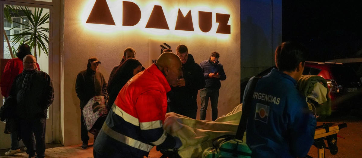Coordinación de los equipos emergencias en el Polideportivo de Adamuz para socorrer a los heridos y fallecidos en el descarrilamiento de dos trenes de alta velocidad en el término municipal, a 19 de enero de 2026 en Adamuz (Córdoba, España). 
El descarrilamiento de trenes en el término municipal cordobés de Adamuz ha provocado más de 20 fallecidos y más de 70 heridos, según las cifras hasta las 23,30 horas de este domingo, con seis muy graves y cinco graves, en "una noche muy complicada", donde las cifras pueden "empeorar", según ha avanzado en la zona el consejero de Sanidad, Presidencia y Emergencias de la Junta de Andalucía, Antonio Sanz.

Francisco J. Olmo / Europa Press
19/1/2026